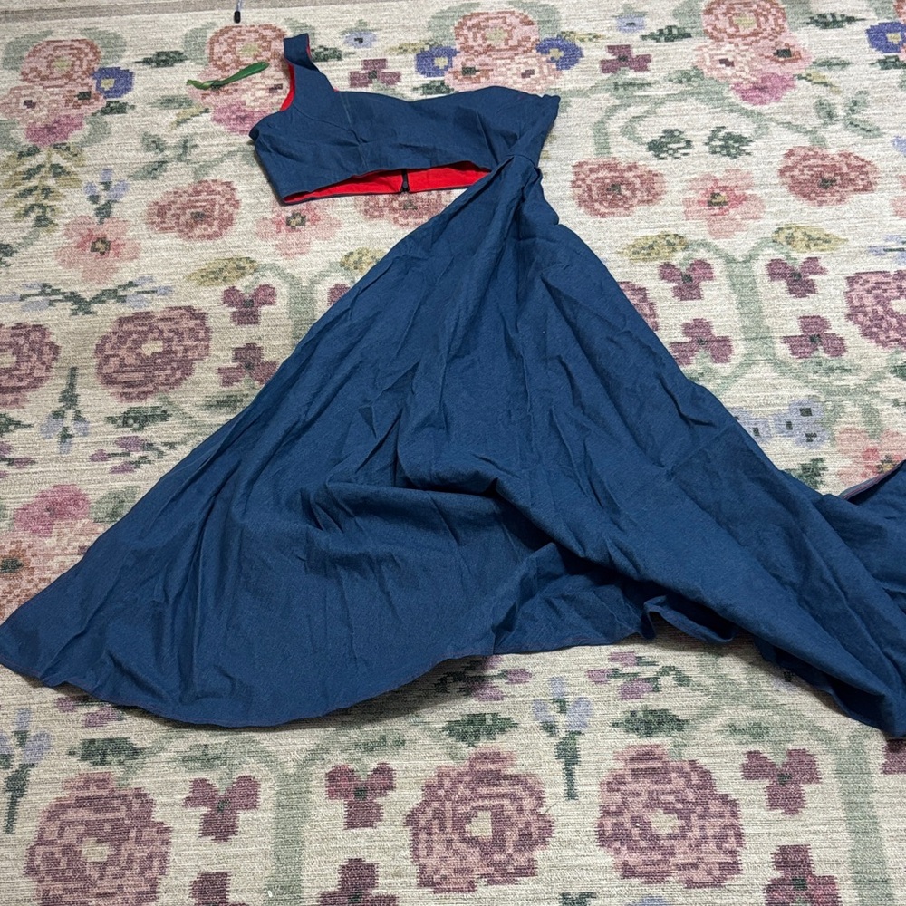 Elegant Blue One-Shoulder Crop Top with train